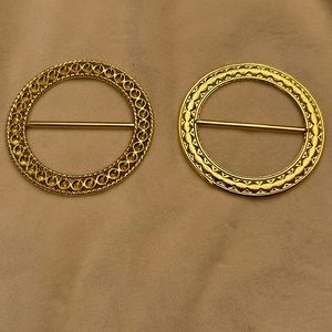 ⭐️Gold t-shirt buckle in gold….same design/reversible..set of 2 H63